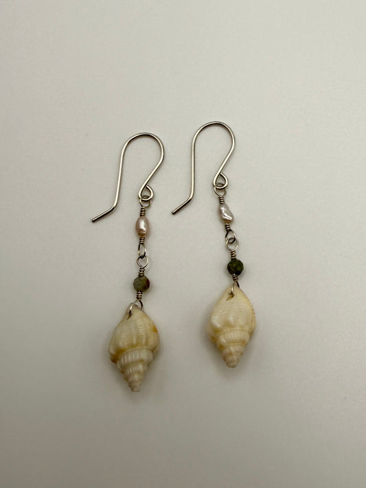 White Helmet Shell Earrings With Rice Pearl
